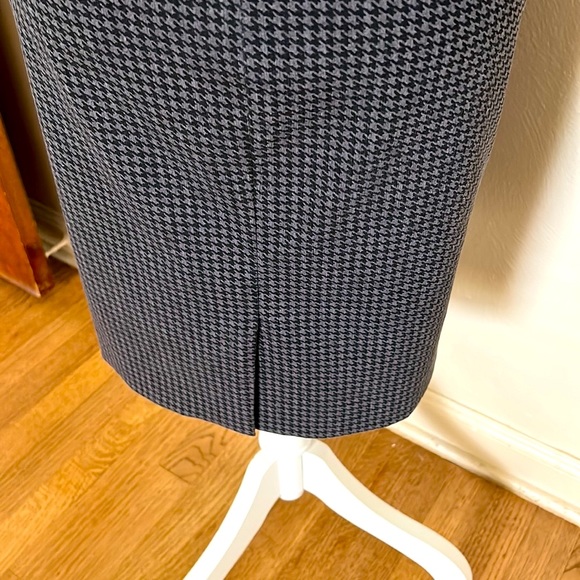 The Limited grey and black houndstooth pencil skirt. Timeless and classic - Picture 5 of 9